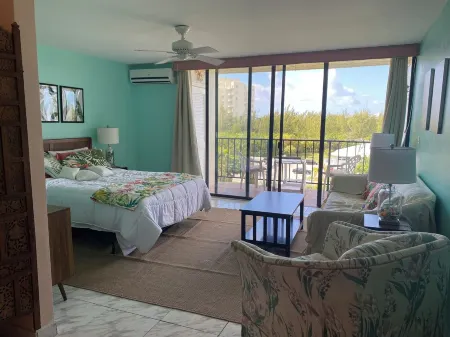 Charming beach front condo, Freeport ,Coral Beach, with AC/WiFi, salon/spa, pool
