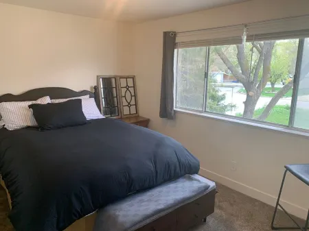 3-bedroom residential duplex with carport. Отели в г. Милкрик