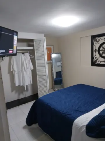 1bdrn apt. with self checking and pet friendly.3min. walk to beach . Hotels in 