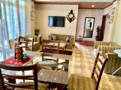 Beautiful 3 bedroom furnished Apartment facing towards the mountains 訥提亞格利酒店