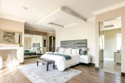 Spacious 7-bedroom villa with AC, WiFi in welcoming Midrand Hotel in zona Dainfern