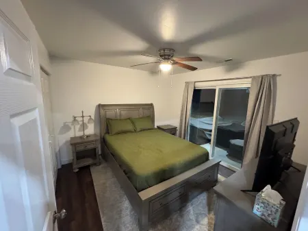 Charming 2-bed 2-bath cabin with views of Lake Guntersville from every room.