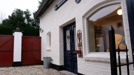 Dog-friendly vacation home near Pater Karel Chapel & off-leash dog area Отели в г. Ситтард-Гелен