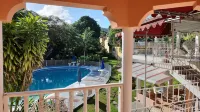 Green Creek Oasis 5-bed, sleep 12, Villa with AC, WiFi, Pool and Beach