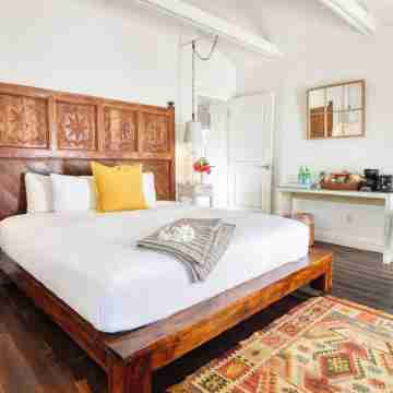 Petite Hillside Cottage on Private Estate w/Pool Rooms