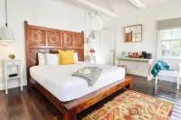 Petite Hillside Cottage on Private Estate w/Pool のホテル