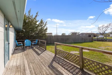 Fun and Chic Southampton Waterfront Cottage Отели рядом с достопримечательностью «Cryder Beach»