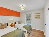 3-BR 8 Guests Modern Ranch on 1/2 acre