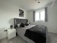 1-Bedroom Apartment – Business & Leisure | Sleeps 4 | Free Parking & Netflix