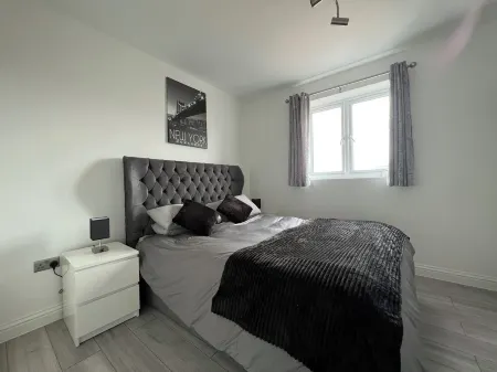 1-Bedroom Apartment – Business & Leisure | Sleeps 4 | Free Parking & Netflix