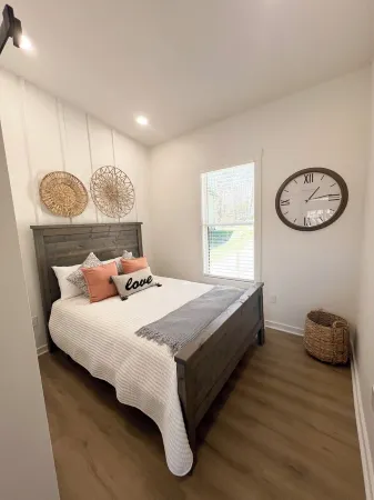 Cozy family friendly 2 bedroom lakefront cottage in charming Tracy City TN