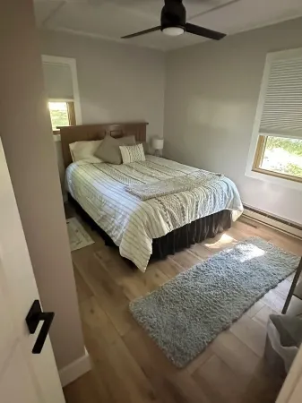 Charming 3-bedroom plus loft cottage on Lake Arrowhead and near Sand Valley! Отели в г. Лейк Арроухед