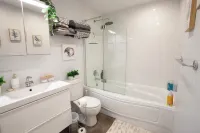 Luxury North End One-Bedroom in Trendy Downtown Halifax Neighourhood. فنادق في 