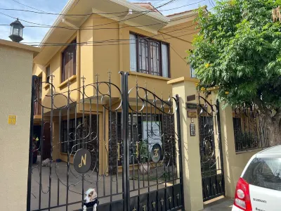 acogedora casa familiar con habitaciones privadas. Các khách sạn ở 