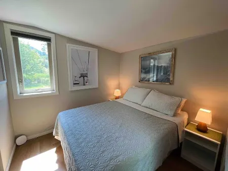 Coachhouse One Bedroom Studio in Central Nelson. Pet-friendly!