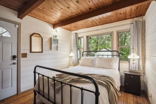 Storybook Cabin 3-bedroom cabin in tranquil Pioneer - Near Kirkwood & Snow!