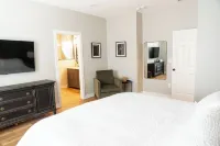 NEW Springmill Escape in Westfield - 2 king beds, office, fenced yard and more
