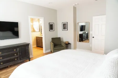 NEW Springmill Escape in Westfield - 2 king beds, office, fenced yard and more