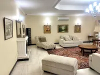 Spacious and staffed 4-bedroom house with WiFi and AC in Blantyre