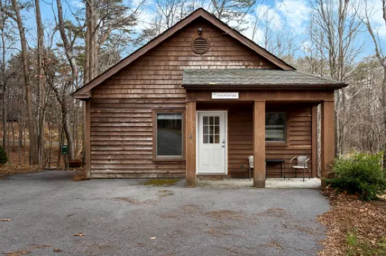 Fully Equipped Cabin for a Family Glamping Getaway in the Mountains of West Virginia, near Berkeley