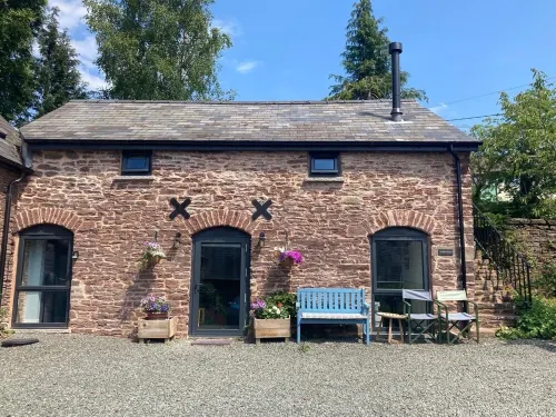 Cosy 2 bed barn in Bannau Brycheiniog national park, with outdoor patio.