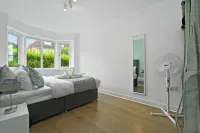 Modern 5BR Home Near Harry Potter Studios – Ideal for Groups & Contractors Hotels in Bushey