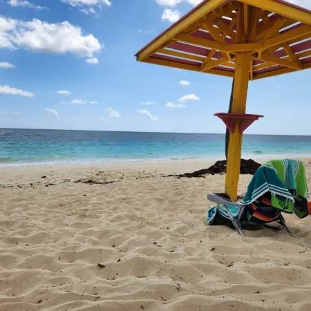 Charming beach front condo, Freeport ,Coral Beach, with AC/WiFi, salon/spa, pool