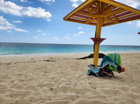 Charming beach front condo, Freeport ,Coral Beach, with AC/WiFi, salon/spa, pool