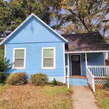 The Blue House, Mardi Gras Cottage Hotel Exterior