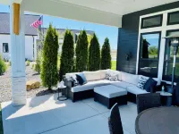 New Luxury Escape, Mountain Views, Pool & River Access!