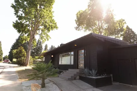 Cozy PNW Modern Hideaway – Great Location, Sleeps 4, Spacious Comfort