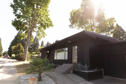 Cozy PNW Modern Hideaway – Great Location, Sleeps 4, Spacious Comfort