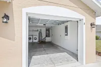 Beach House King Bed Pet Friendly! Fast Wi-Fi Netflix Garage