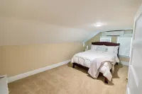 Lakeside Retreat with Guest Cottage on 5+ Acres