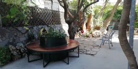 Sea view terrace and garden relaxation in green spaces Отели рядом с достопримечательностью «Nuraghe TZoddias»