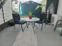 Quiet studio. Park up and walk to beach, shops, cafés & bars!