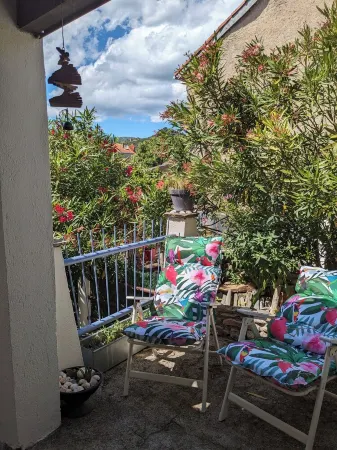 House sleeps 2 to 6 in a pretty medieval village Отели в г. Сен-Жерве-Сюр-Мар