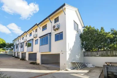 Manly Beach View Townhouse Haven - Coastal Retreat walk to the shops and water! Hotels near Manly Marina Cove Motel