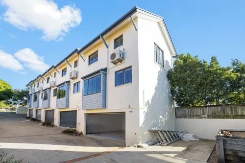 Manly Beach View Townhouse Haven - Coastal Retreat walk to the shops and water! Hotels in Manly