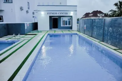 4 Bed-24/7 Electricity/Wi-Fi/Security&Pool. Lekki Hotel a 