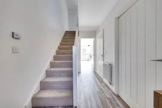 Entire 4 Bedroom Guest House In Reading