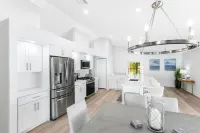 Luxurious Modern 4BR, Heated Pool near Beach and Mercato! Newly Renovated!
