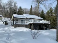 Lakeside Bliss Tait Lake – Cozy 3 Bed Cottage with Hot Tub & Private Waterfront! Hotel a Bancroft