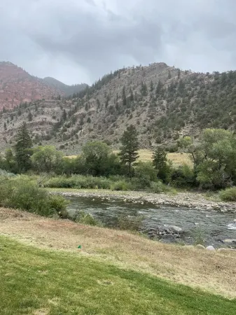 Modern Chalet on the River. Hot Tub, Fireplace , Newly furnished Fishing, Hiking