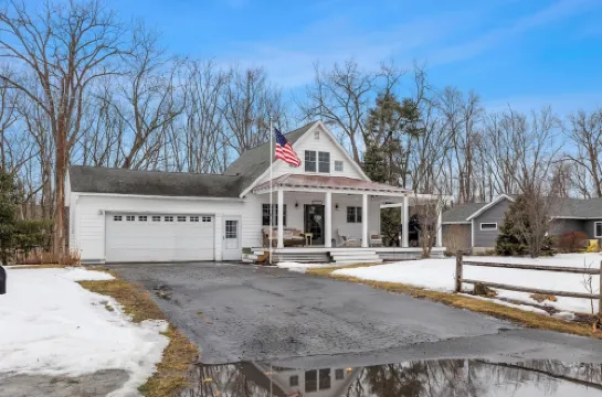 Charming 3-bedroom farmhouse water-front near Saratoga Springs サラトガのホテル