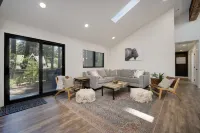 Modern Mountain Cabin - Walk to Tahoe City