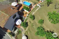 Vacation home with hillside view and pool Hotels in Pescia