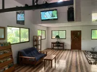 Verdant Arthouse w/ Riverview - minutes from cataratas! Hotel a Bajos del Toro