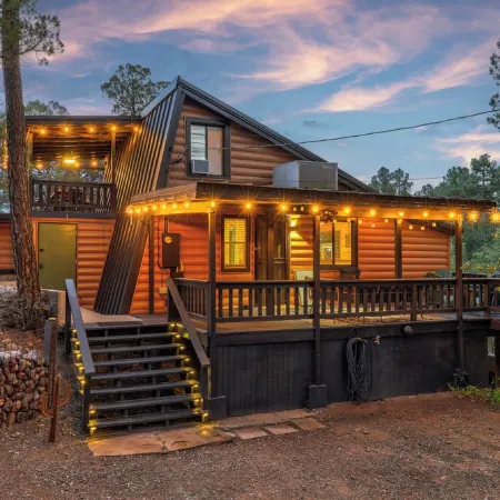 NEW!! Modern, updated 2-bedroom cabin with WiFi, games and views in quaint Pine
