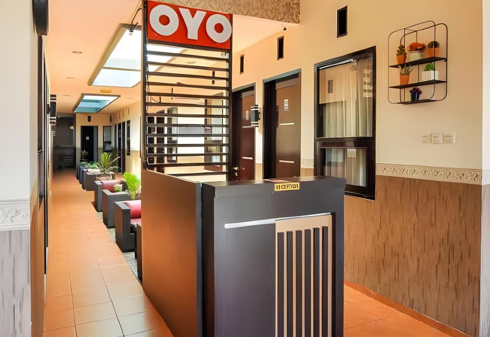 Townhouse Oak Padang near RTH Imam Bonjol의 현대적인 객실 인테리어